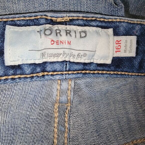 Torrid Boyfriend Light Wash Ripped Denim Jeans Size 16 - Picture 5 of 6